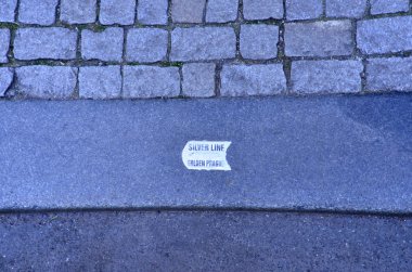 Altın Prag gümüş çizgi