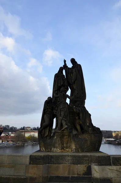 古雕像在查理大桥 查理士桥最 著名的历史桥梁在布拉格 捷克共和国 — 图库照片