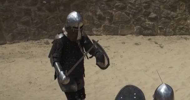 die Konfrontation von Männern und Frauen in der Arena in Rüstungen mit Schwertern