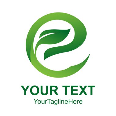 E harfinin Eko logosu beyaz arka plan üzerinde izole. Bir yaprak Fideler çim için şirket ya da marka E harfinin üzerinde kurumsal tarzı ile organik biyo logo
