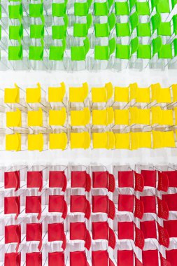 Parlak renkli sandalyeler toplantı salonu oturmaya hazır düzenlenmiş satırı. yüksek açı çekimi, üstten görünüm fotoğraf.