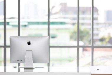 Bangkok, Tayland - 05 Mayıs 2018: Yeni Apple imac geç 2017 modern ofis tabloda, Apple bilgisayar bir genel şirketteki en popüler ofis ekipmanları.