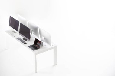 Sağdaki boş kopya alanı ile beyaz tablo üzerinde yeni bilgisayar grubu