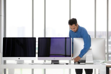 Bangkok, Tayland - 05 Mayıs 2018: iki yeni imac bilgisayarları office Asya genç iş adamı. İki imac imac üretim hattı, ama daha hızlı pahalı üst model ve daha yüksek performans Pro biridir.