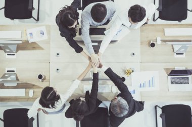 İşadamları ve ayakta ve istifleme birbirlerine elinde modern ofis, çalışma alanı'ndaki ekip çalışması kavramı mecaz Grup