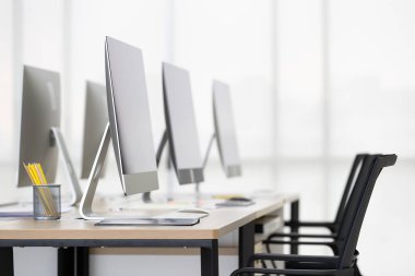 Arka planda windows ile modern ofis masasında yeni bilgisayar grubu