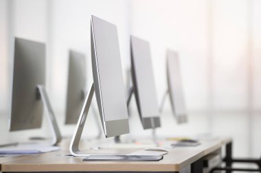 Arka planda windows ile modern ofis masasında yeni bilgisayar grubu