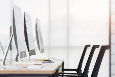 Arka planda windows ile modern ofis masasında yeni bilgisayar grubu