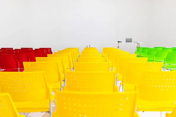 Pronto Para Usar Linhas Cadeiras Coloridas Sala Conferências Com Projetor — Fotografia de Stock