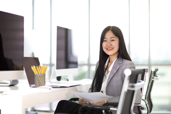 Azjatycki Biznes Kobieta Siedzi Uśmiecha Się Krześle Nowoczesne Biuro Nowych — Zdjęcie stockowe