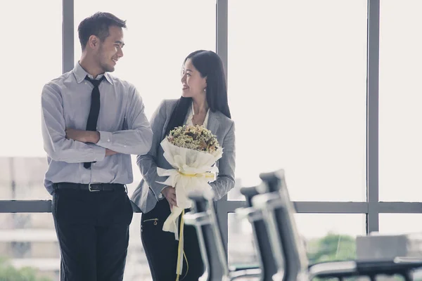 Asian Businessman Businesswoman Flirting Modern Office Flowers Hand Concept Love — Stock Photo, Image