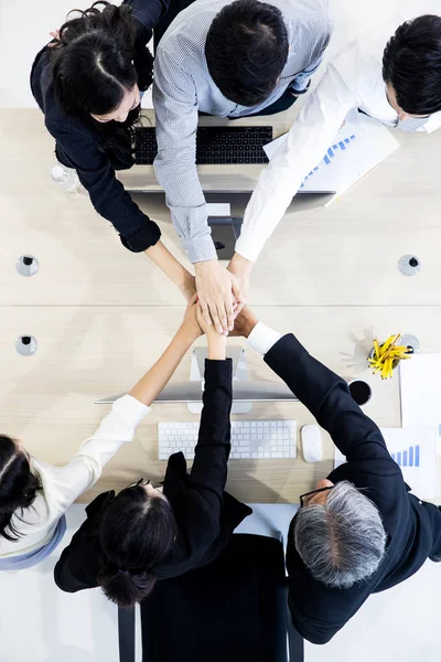 Groupe Hommes Femmes Affaires Debout Empilant Les Mains Les Uns — Photo