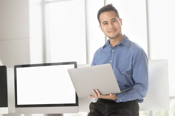 Joven Empresario Asiático Sonríe Con Éxito Una Oficina Moderna Con Imagen de stock