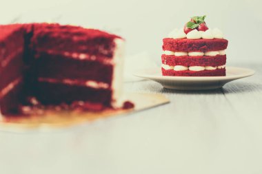 Otları nane yaprakları kırmızı kadife kek, üzerine yakın atış renkli fırın