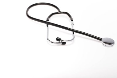 Beyaz arka planda, kavram sağlık nesnesi için siyah stetoskop stüdyo çekim