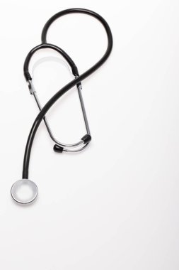 Beyaz arka planda, kavram sağlık nesnesi için siyah stetoskop stüdyo çekim