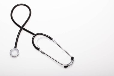 Beyaz arka planda, kavram sağlık nesnesi için siyah stetoskop stüdyo çekim