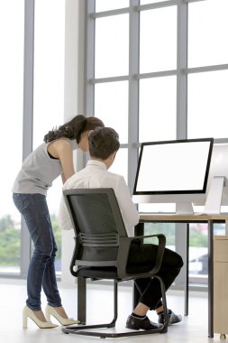 Modern ofis sandalyede oturan ve bilgisayar, beyaz perde ve boş sahte herhangi bir içeriği kullanarak Asya işadamı insanlar doldurulur.