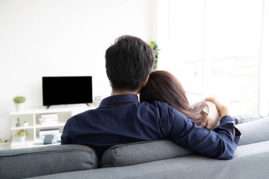 Asya Genç çiftler kopya alanı lüks bir odada kanepede rahat mısınız.