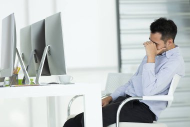 Genç İşadamları stres içinde. Kuruluş içinde zor iş için konsept bir modern ofis bilgisayar önünde oturmak.