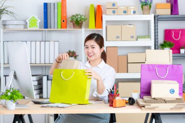 Genç ve office yüzüne gülümseyen güzel Asyalı kadın. İçin ana üs iş ve başlangıç mülkiyet kavramı.