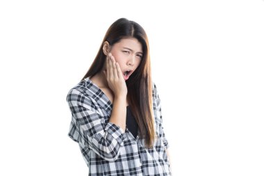 Genç güzel Asyalı kızın beyaz arka plan üzerinde izole diş ağrısı ile acı Studio vurdu