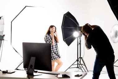 Fotoğrafçı ve adl tür-in birden parlamak ve aksesuarları ile modern aydınlatma Studio'da çalışma modeli.