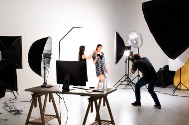 Fotoğrafçı ve adl tür-in birden parlamak ve aksesuarları ile modern aydınlatma Studio'da çalışma modeli.