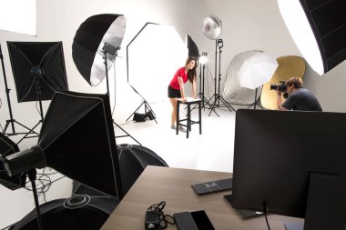 Fotoğrafçı ve adl tür-in birden parlamak ve aksesuarları ile modern aydınlatma Studio'da çalışma modeli.