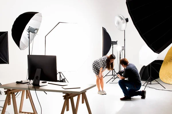 Fotograaf Model Werken Moderne Verlichting Studio Met Vele Soorten Flitser — Stockfoto