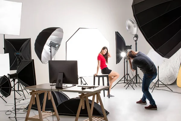 Fotograaf Model Werken Moderne Verlichting Studio Met Vele Soorten Flitser — Stockfoto