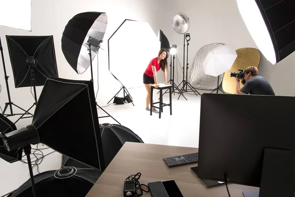 Fotograaf Model Werken Moderne Verlichting Studio Met Vele Soorten Flitser — Stockfoto