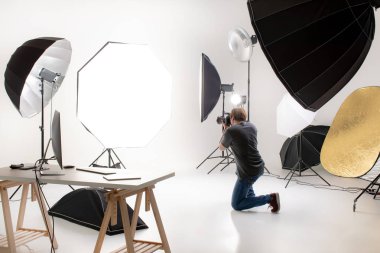 Modern aydınlatma Studio adl tür-in birden parlamak ve aksesuarları ile çalışan fotoğrafçı. boş atış birine benziyor alanına alıyor. Kişi veya nesne için fotoğraf eklemek için fikir.