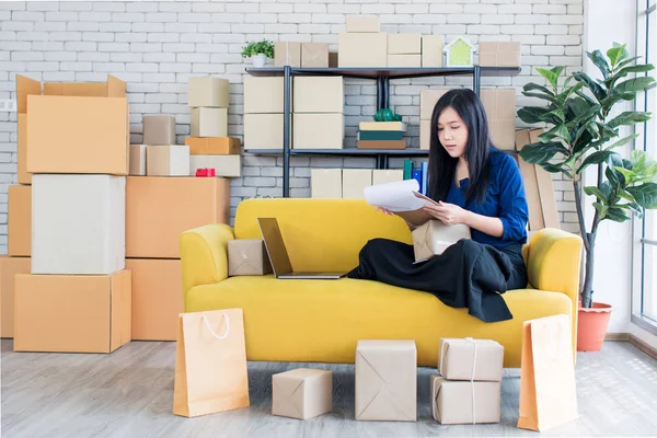 Joven Hermosa Mujer Asiática Sentada Entre Varias Cajas Revisando Paquetes — Foto de Stock