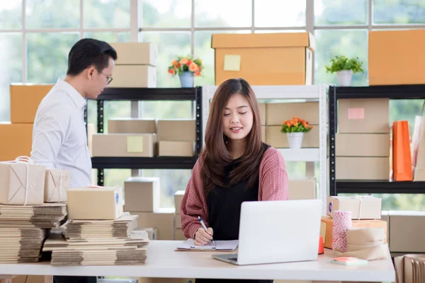 Negocio Joven Pareja Asiática Que Trabaja Oficina Casa Simple Parece — Foto de Stock