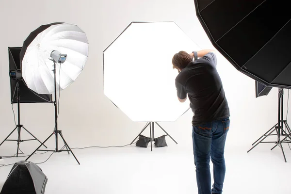 Fotógrafo Trabalhando Estúdio Iluminação Moderna Com Muitos Tipos Flash Acessórios — Fotografia de Stock