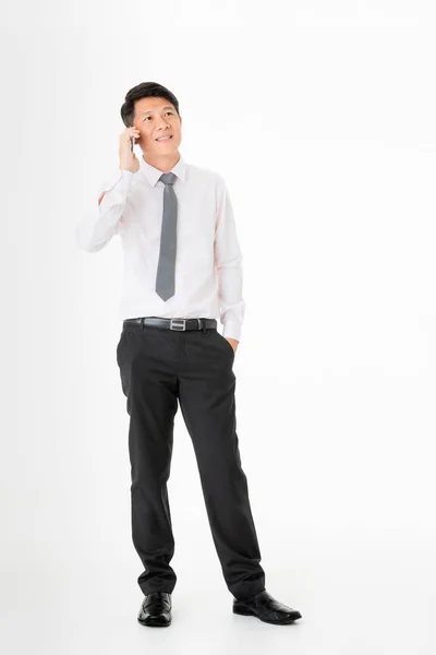 Retrato Asiático Empresário Deslumbrante Sorrindo Camisa Uso Smartphone Chamando Isolado — Fotografia de Stock