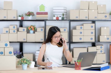 Genç ve güzel Asyalı kadın office yüzüne gülen ile smartphone kullanarak. İçin ana üs iş ve başlangıç mülkiyet kavramı.