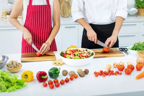 Hermosa Mujer Asiática Delantal Rojo Aprendiendo Cocinar Mezclar Ensalada Verduras — Foto de Stock