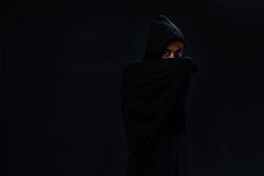 Studio siyah kapak cosplay dracula siyah arka plan, halloween moda Festivali için kavram atış kamera stüdyo arıyorsunuz halloween festivalinde için Genç Asyalı çocuk vurulmuş.