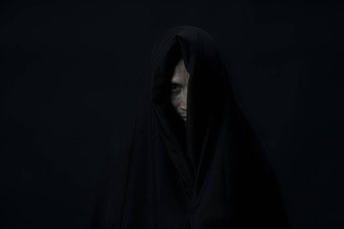 Kamera için siyah arka plan üzerinde seyir siyah kapak insanın bir göz.
