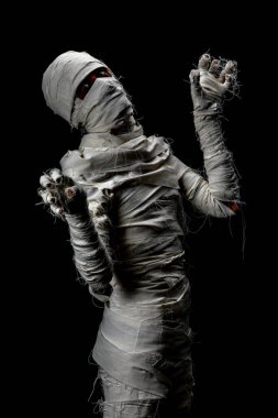 Korkunç Anne poz izole siyah arka plan üzerine hareket bir harabe gibi bir Cadılar Bayramı cosplay kostümü kostüm genç adam portresi Studio vurdu.