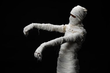 Korkunç Anne poz izole siyah arka plan üzerine hareket bir zombi gibi bir Cadılar Bayramı cosplay kostümü kostüm genç adam portresi Studio vurdu.