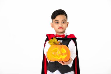 Korkunç dacula beyaz arka plan üzerinde izole jack'O balkabağı tutan bir Cadılar Bayramı cosplay kostümü kostüm çocuk çocuk portre Studio vurdu.