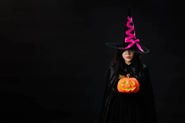 Stüdyo Genç Asyalı Kadın Kara Cadı Şapka Pembe Bir Kurdele — Stok fotoğraf
