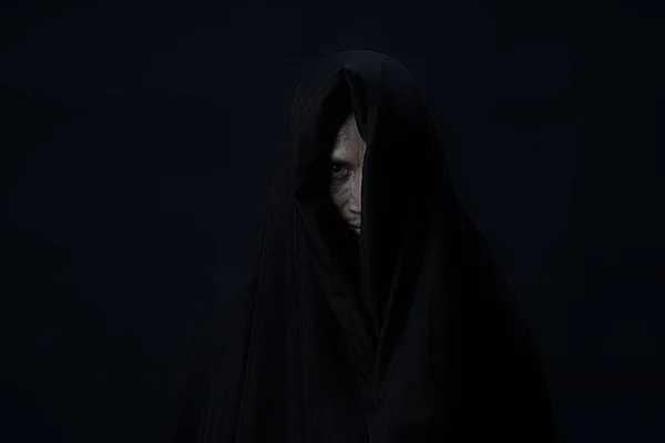 Kamera için siyah arka plan üzerinde seyir siyah kapak insanın bir göz.