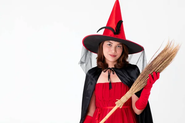 コピー スペースと白い背景の上のほうきを保持 女声魔女の赤い衣装の女性 ハロウィーンの祭りで面白い活動のためのコンセプト — ストック写真