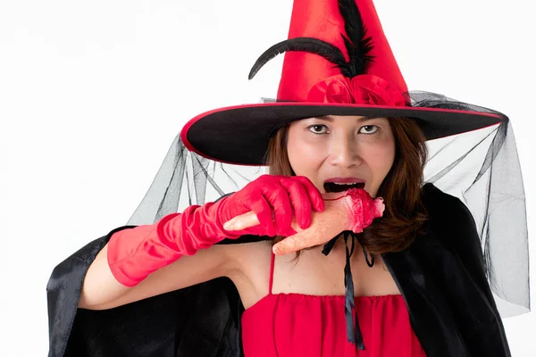 Foto Estudio Mujer Traje Rojo Sosteniendo Pierna Humana Falsa Manera — Foto de Stock