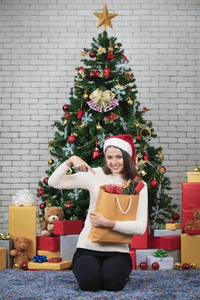 Ung Och Vacker Kaukasisk Kvinna Röd Hatt Och Innehav Väska — Stockfoto