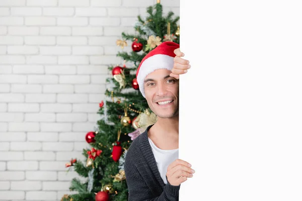 Genç Yakışıklı Beyaz Adam Beyaz Pano Büyük Noel Ağacı Önünde — Stok fotoğraf